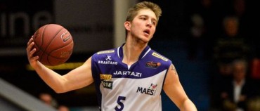 PŘICHÁZÍ DEREK RAIVIO