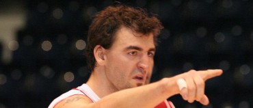 PŘICHÁZÍ RADO  